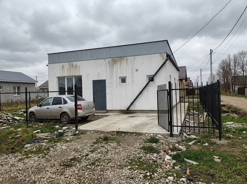 Одноэтажный дом без фасадной отделки — похож на хозпостройку