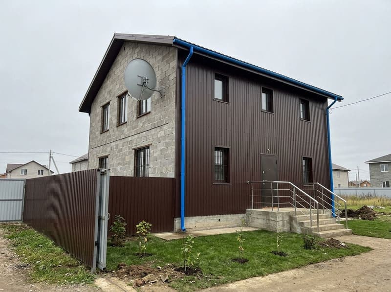 Дом обшитый профнастилом с синими водостоками