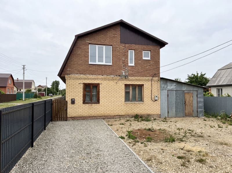 Двухэтажный дом с разным кирпичом — трещина по фасаду